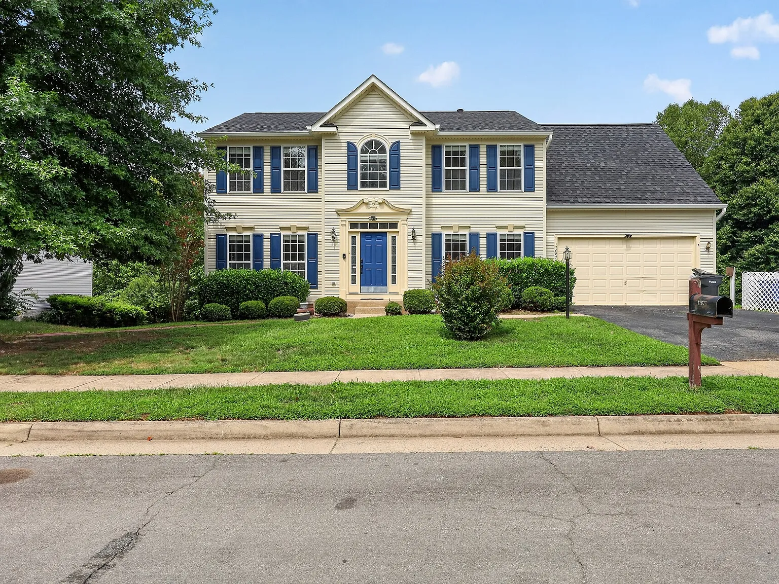 5 bed, 2.5 bath, 2736 sqft, $3,500 — Photo 1