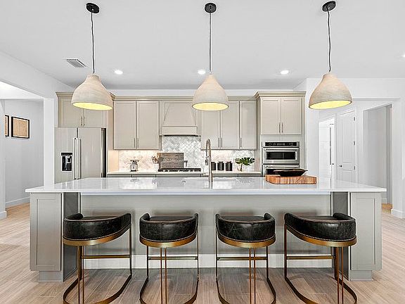 Large center island, perfect for hosting parties