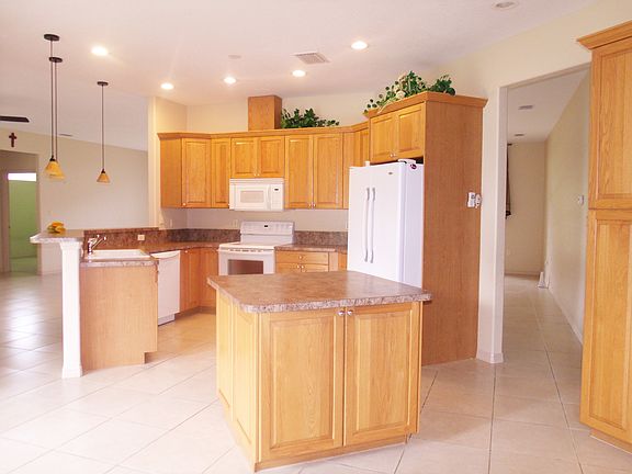 4th image of 23199 Abrade Ave