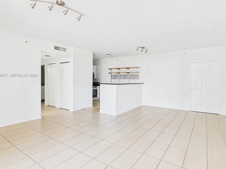 425 NE 30th St #404 — Photo 4