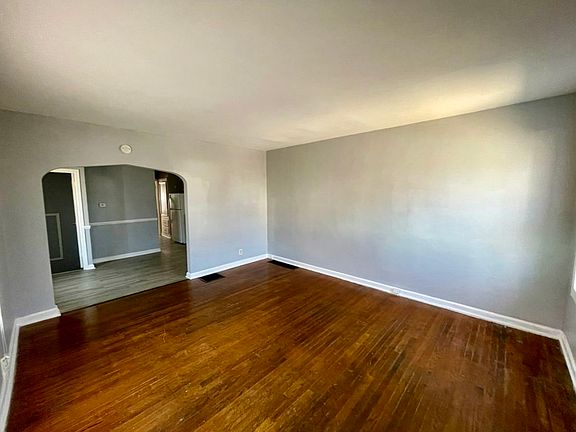 3rd image of 2827 E Brookside Ave