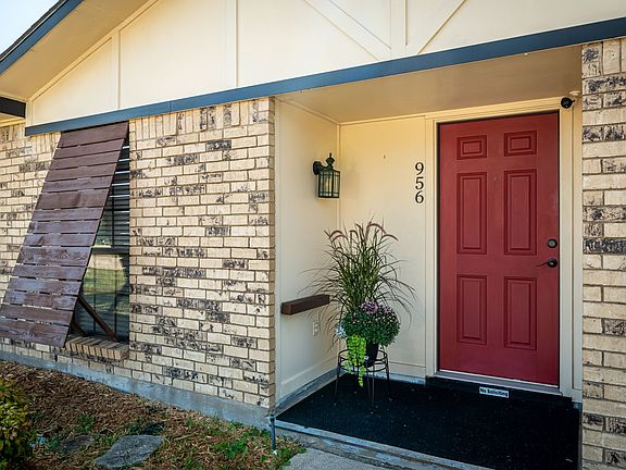 3rd image of 956 Lockhart Dr