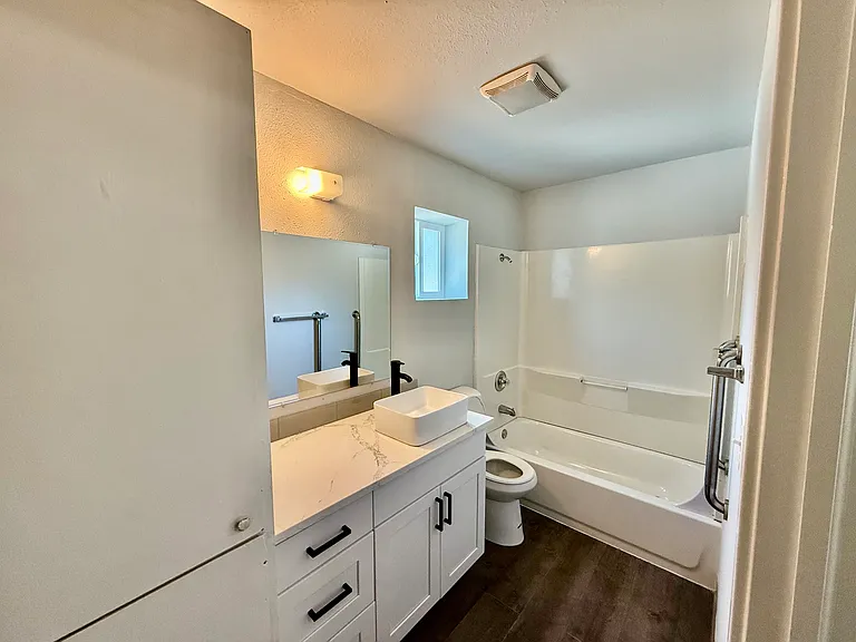 1725 SW Barton St #201 — Photo 5