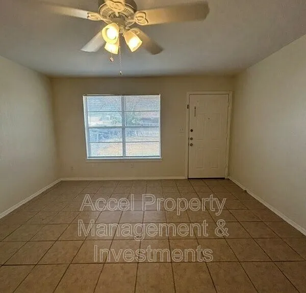 2409 Gumwood Ave #1 — Photo 2