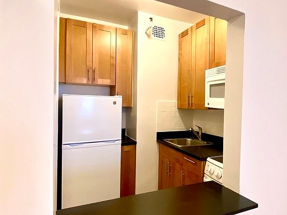 5th image of 243 E 83rd St APT 5B