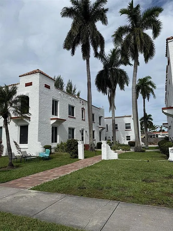2 bed, 1.0 bath, 7762 sqft, $2,300 — Photo 1