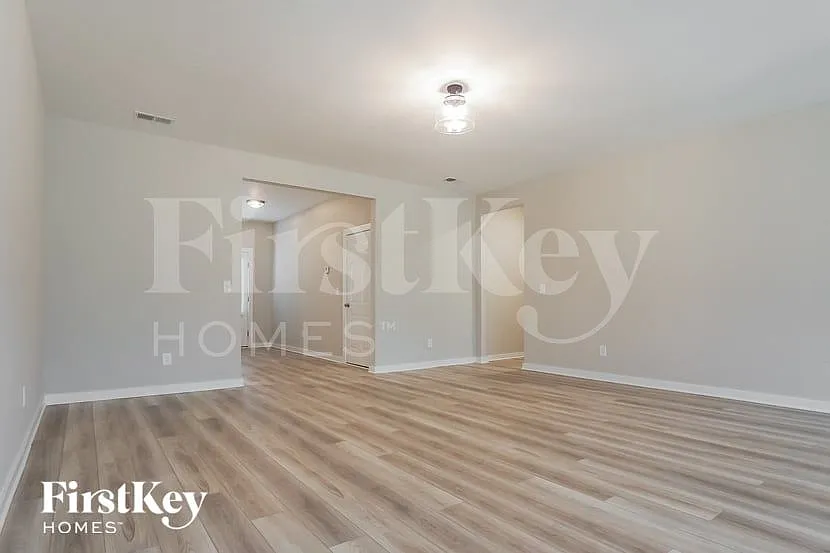3 bed, 2.0 bath, 1801 sqft, $1,850 — Photo 3