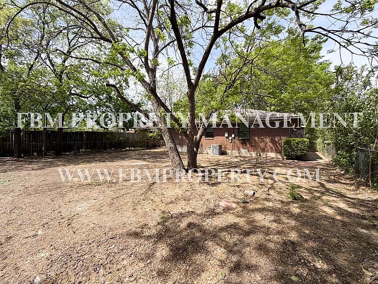 118 Brazos St — Photo 17