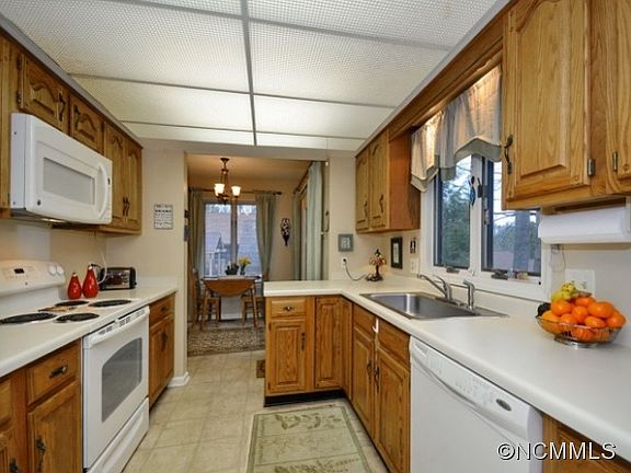 5th image of 102 N Scarlet Oak Ln