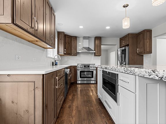 5th image of 330 Oak Hill Ct