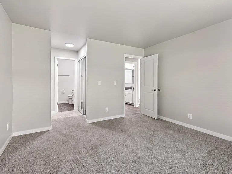 Sunset Summit Apartments — Photo 23