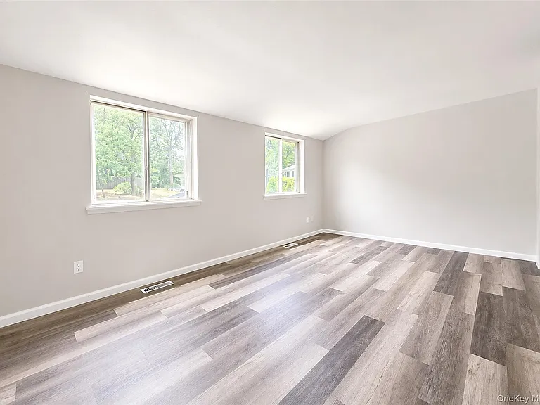 136 Hill Cres — Photo 8
