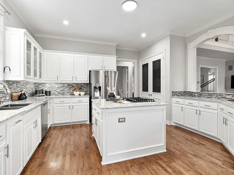 433 Martel Ln — Photo 16