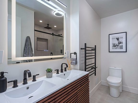 5th image of 621 Parkhill St