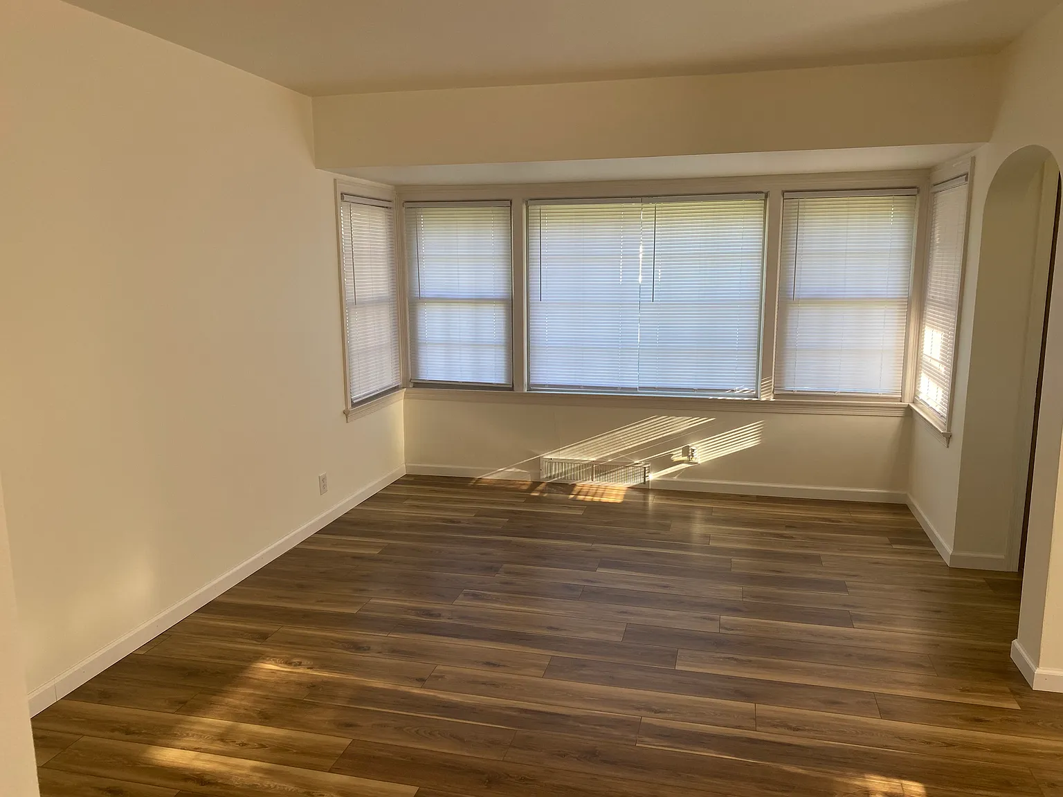 2 bed, 858 sqft, $1,400 — Photo 1