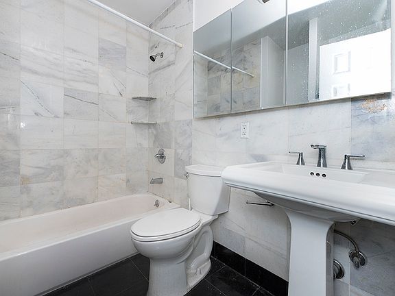 4th image of 835 Franklin Ave #3E
