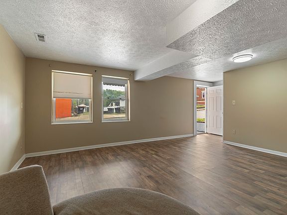4th image of 400 Crump St