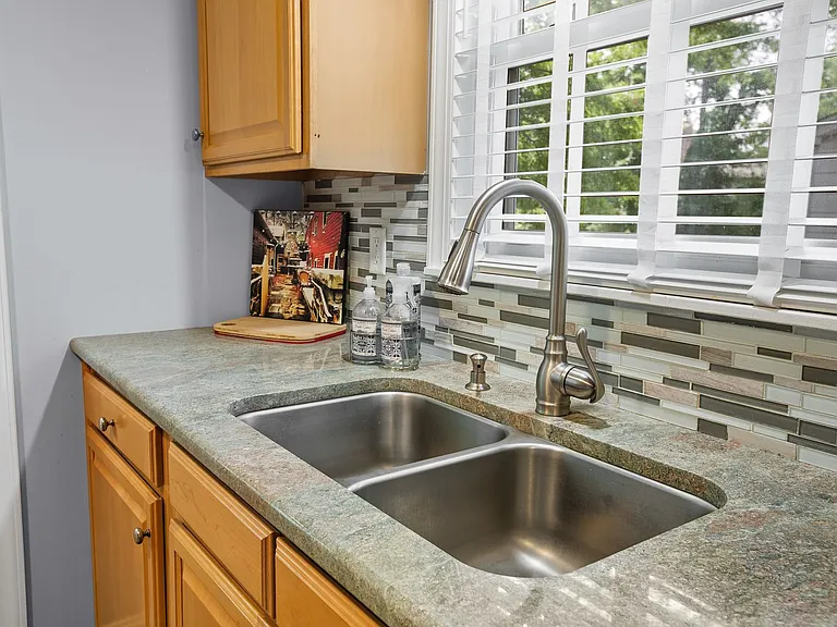 317 Crafton St — Photo 10