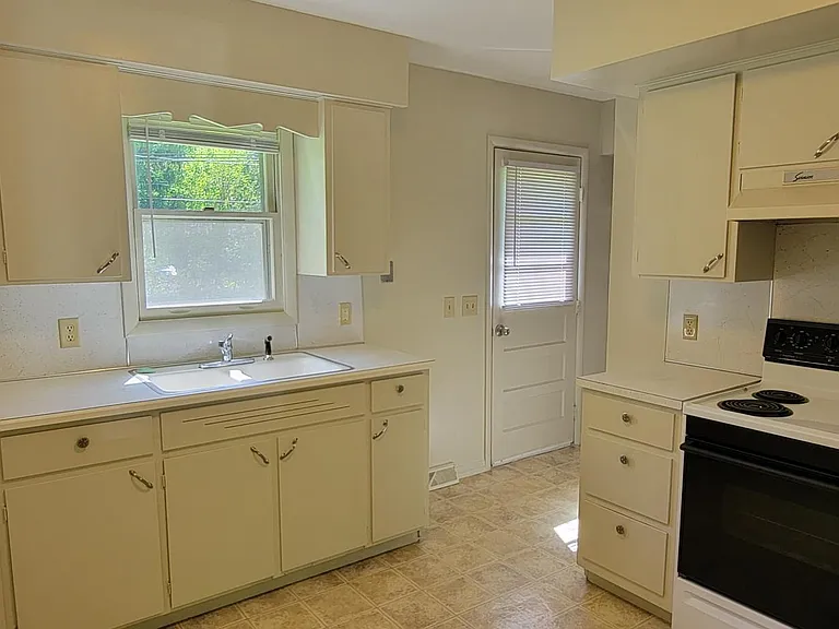 307 N Erie St — Photo 6