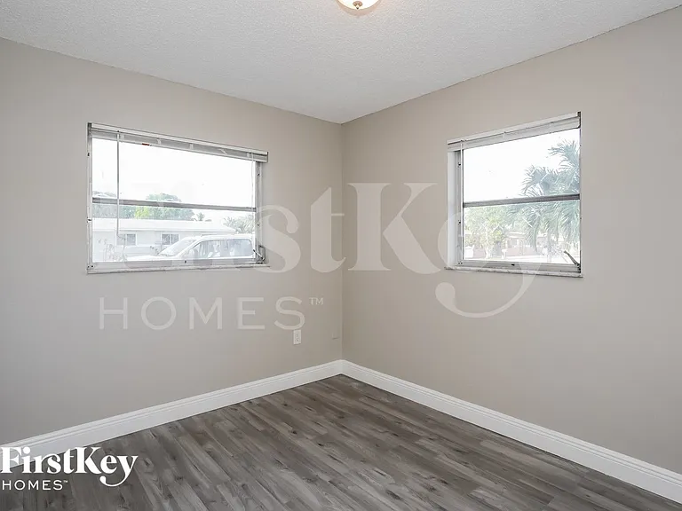 19424 NW 48th Ave — Photo 10