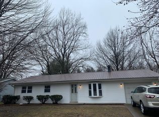 751 Woodland Dr, Chatham, IL 62629