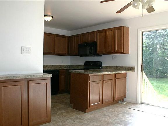 3rd image of 255 Tulip Dr