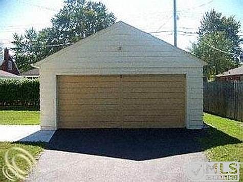 8352 LILLIAN GARAGE.jpg