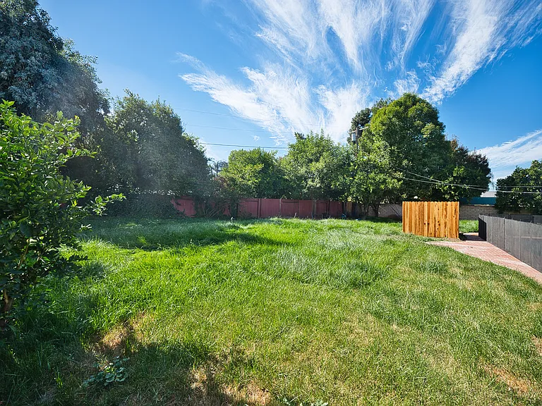 23220 Sylvan St — Photo 32
