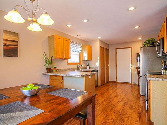 3rd image of 614 Bentwood Dr