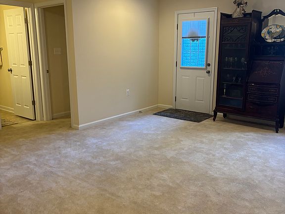 3rd image of 122 Oxford Way