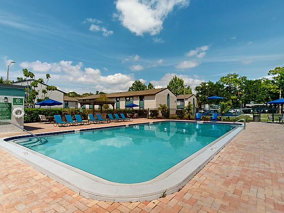 4th image of 305 Glades Cir #114