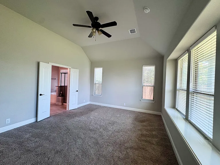 2113 Burke Dr — Photo 7