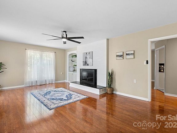 4th image of 220 Pinehurst Ln
