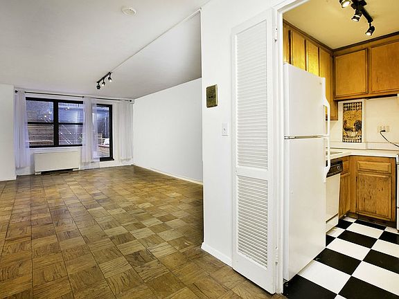 3rd image of 7 E 14th St APT 225