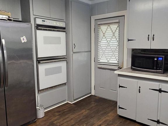 4th image of 75 E 8th Ave