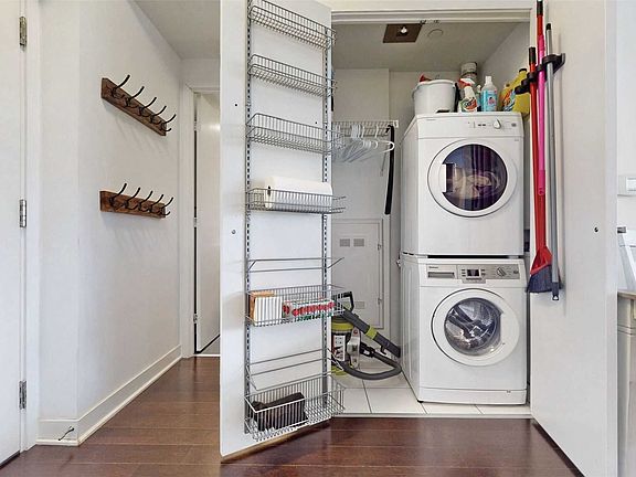 4th image of 15 Grenville St #3706