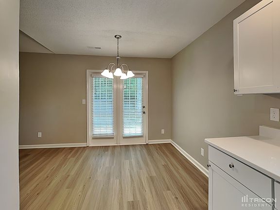5th image of 479 Brighton Woods Dr