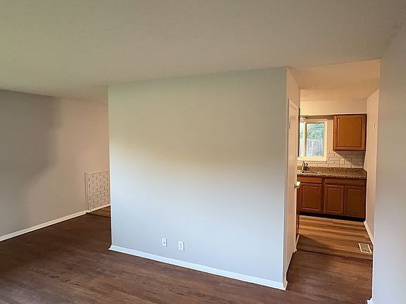 5th image of 2462 Mann Dr