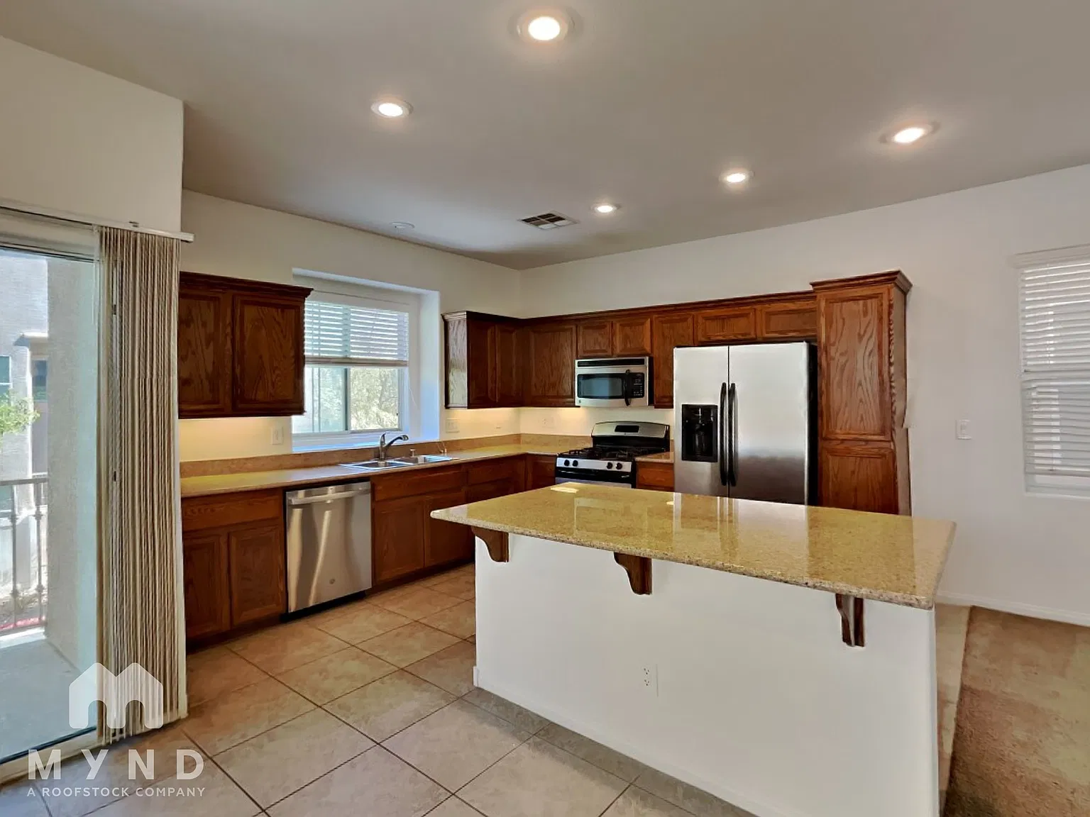 3 bed, 3.0 bath, 1813 sqft, $2,015 — Photo 2