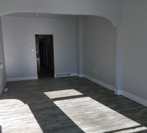4th image of 661 E Downington Ave