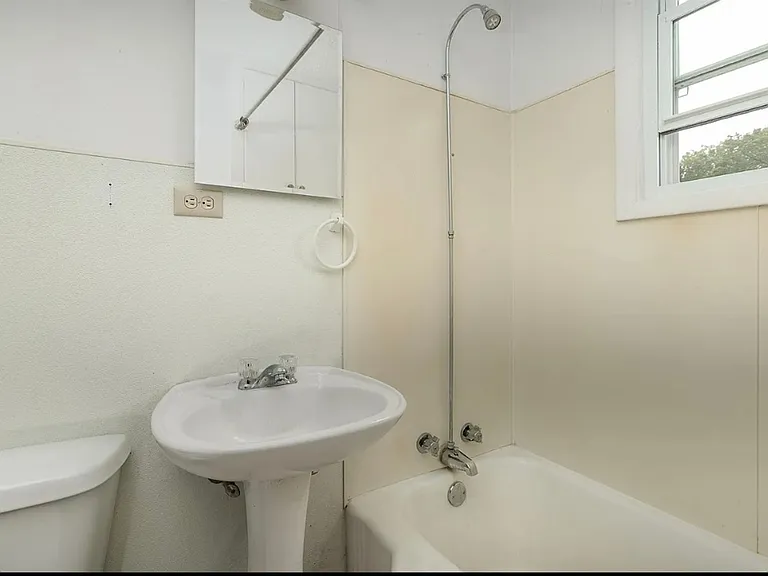 312 S Poplar St — Photo 8