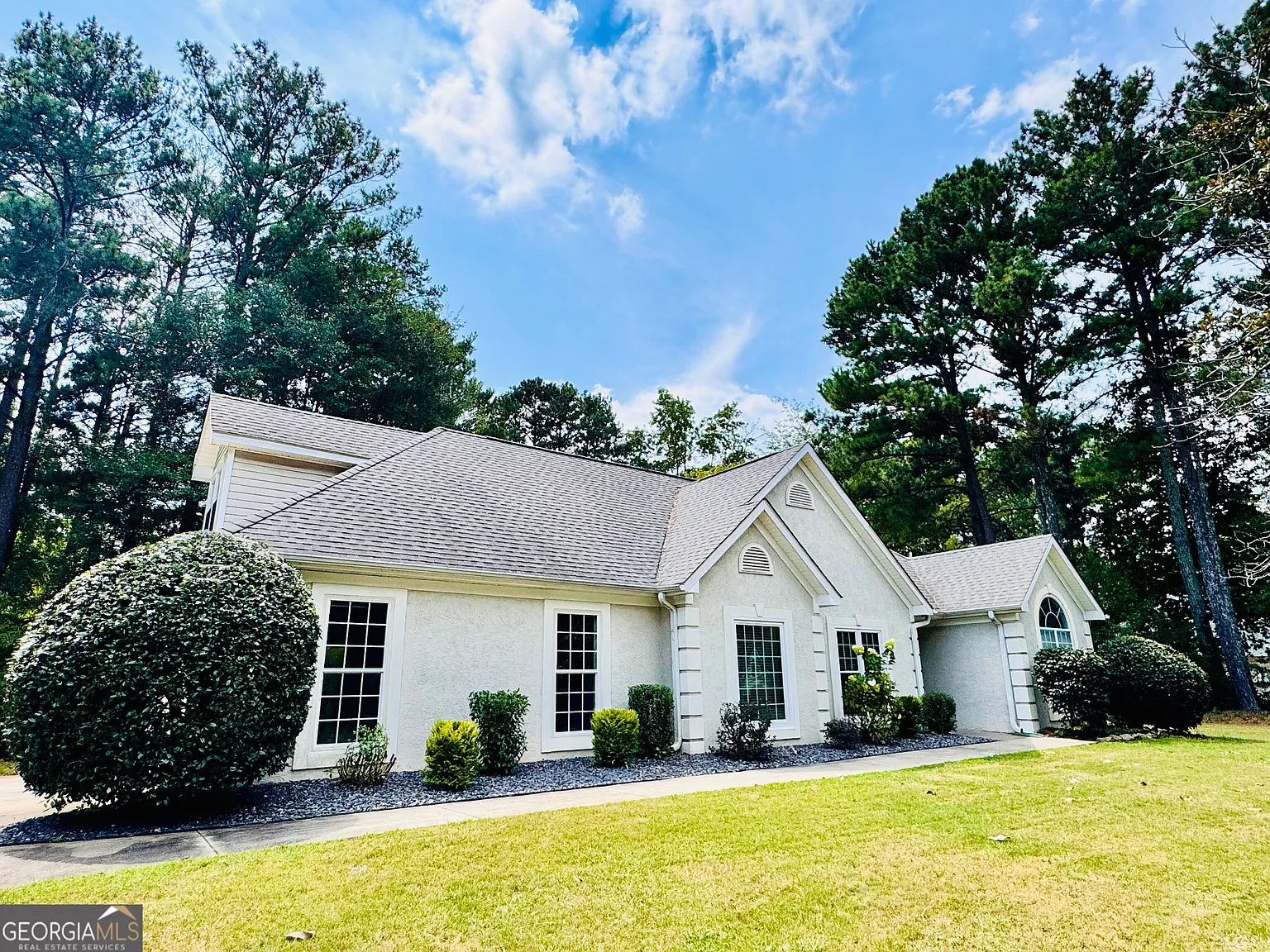 4 bed, 2.0 bath, 1792 sqft, $2,400 — Photo 2