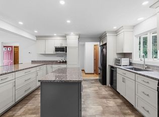 33 Woodland Rd, Rochester, MA 02770