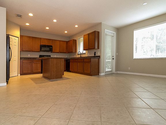 5th image of 3074 N Evergreen Cir
