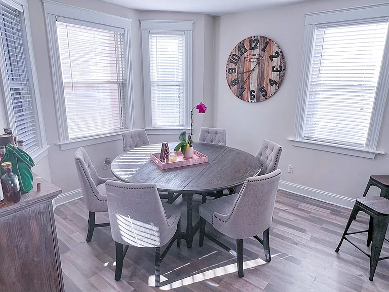 2415 Morton Ave — Photo 4