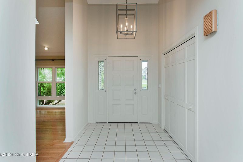 4th image of 11 Blue Jay Way