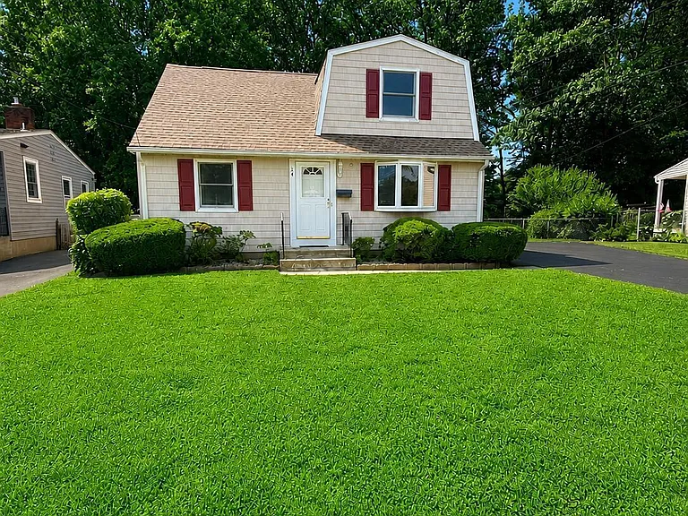 54 Longwood Dr — Photo 1