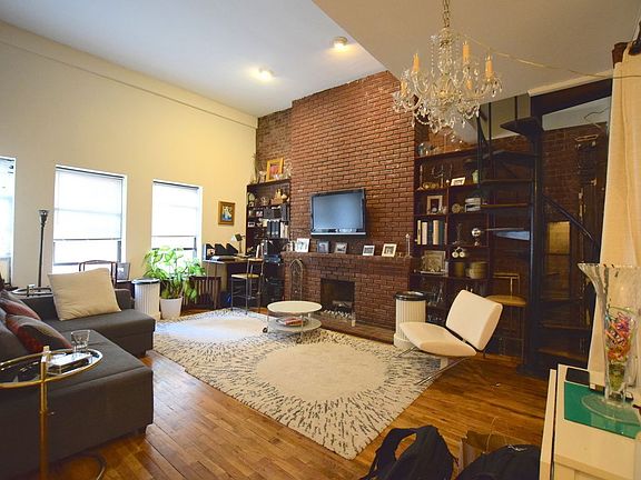 3rd image of 315 W 74th St APT 4A