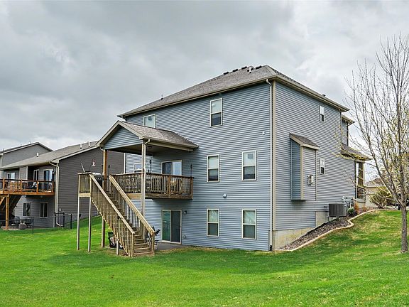 2nd image of 405 NE Fox Run Trl