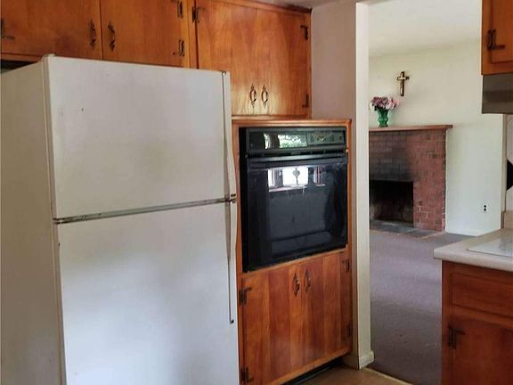 4th image of 18 Oakwood Ave